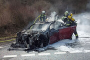 Feuerwehr löscht brennenden Wagen auf Autobahnabfahrt