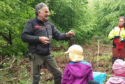 Strücken: Baumpflanzaktion mit Kindern des Waldkindergartens „Heidestrolche“