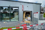 Deckbergen: Sparkassen-Geldautomat gesprengt, Räuber lassen Sprengstoff am Tatort zurück