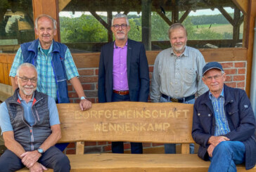 Volksbank in Schaumburg sponsert zwei Eichenbänke für Wennenkamp