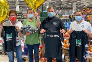 Marktkauf Rinteln sponsert T-Shirts für Fußballer der JSG Süd-Weser