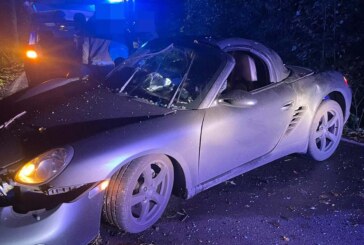 Extertal: Porsche prallt gegen Baum, Fahrer aus Hamburg schwer verletzt