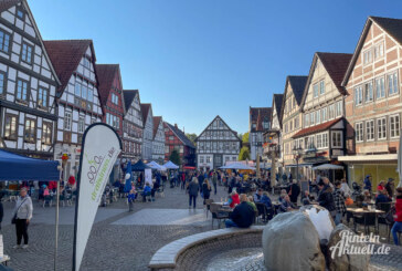 „Rinteln erleben“, verkaufsoffener Sonntag und blauer Himmel in der Weserstadt