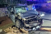 Unfall in Todenmann: Auto prallt gegen LKW-Anhänger