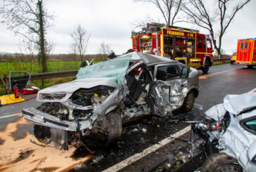 (Update) Autofahrer nach Verkehrsunfall auf B61 in Porta Westfalica verstorben