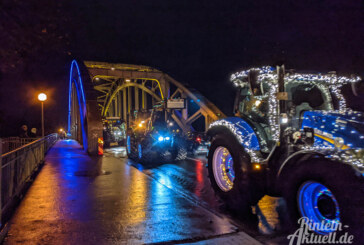 „Ein Funken Hoffnung“: Traktoren von Deutz, Fendt und John Deere tuckern bunt beleuchtet durch Rinteln