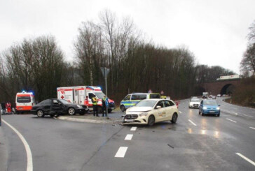 Unfall auf B83 zwischen Steinbergen und Heeßen:  Mercedes biegt ab, Taxi fährt rein