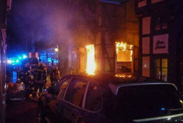 Brand in der Bäckerstraße: Nächtlicher Feuerwehreinsatz in Rintelner Altstadt