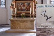 „Welten auseinander“: Literaturgottesdienst mit Roman von Julia Franck in St. Nikolai