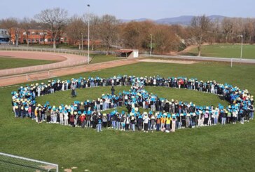 Rinteln: 760 Schüler der Hildburgschule setzen Zeichen für den Frieden