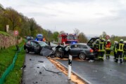 Schwerer Unfall in Porta Westfalica: Zwei Autos stoßen frontal zusammen
