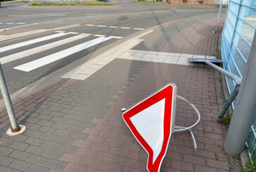 Unfall am Kreisel in der Konrad-Adenauer-Straße: Mehrere Verkehrszeichen umgefahren
