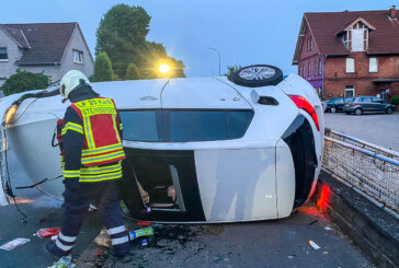 Unfall in Steinbergen: Auto rammt Laternenmast und kippt auf die Seite