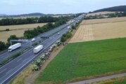 Aus Solidarität mit Berufskollegen in den Niederlanden: Landwirte protestieren an Autobahn