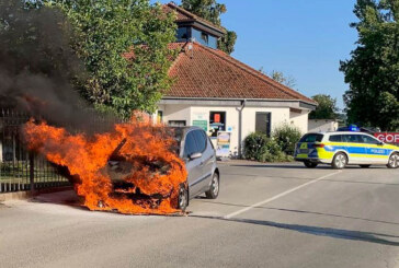 Feuerwehr löscht brennendes Auto am Doktorsee