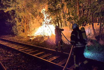 Feuerwehr löscht Brand an Bahngleisen in Rintelner Nordstadt