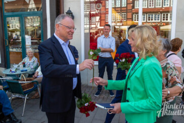 Ministerpräsident Weil auf Wahlkampftour: Rote Rosen für Rinteln / Pressekonferenz im Rathaus