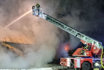 Erneut Großbrand auf Bauernhof in Möllenbeck: Feuerwehren löschen im Dauereinsatz