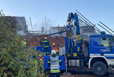 Großeinsatz in Möllenbeck: Feuerwehr löscht Brand auf Bauernhof
