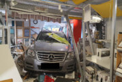 83-Jähriger fährt mit Mercedes durch Schaufenster in „Hammer“-Markt