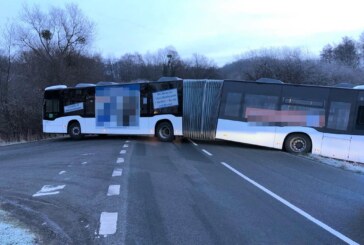 Porta Westfalica: Bus rutscht bei Glätte in den Graben