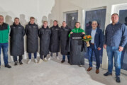 Volksbank in Schaumburg und Nienburg unterstützt bei neuen Stadionmänteln für Fußballsparte des TSV Krankenhagen
