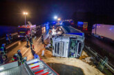 A2 bei Porta Westfalica: LKW auf Seite gestürzt, zwei Schwerverletzte