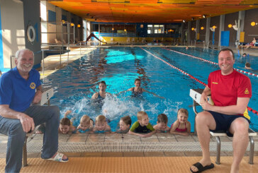 Schnelle Hilfe für eine lebenswichtige Sache: Lions Club Rinteln unterstützt bei DLRG Schwimmkurs
