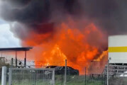 Großbrand im Auetaler Gewerbegebiet: Ein Verletzter, über 120 Feuerwehrleute im Einsatz