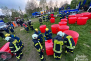 Aquariwa-Hochwasserbarriere aufgebaut: Große Übung von Feuerwehr und THW in Exten