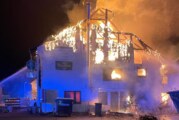 Großbrand zerstört „Goldbecker Krug“: Zahlreiche Feuerwehren im Einsatz
