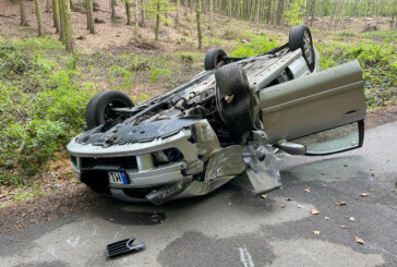 Unfall im Wald: PKW landet auf dem Dach, Autofahrer wird verletzt