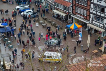 „Rinteln mobil“ und verkaufsoffener Sonntag locken: Besucher kommen mit Jacken und Regenschirmen