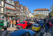 Wetter toll, Stadt voll: Motorclub Rinteln beweist glückliches Händchen bei der Organisation der 25. Oldtimer-Weserberglandfahrt