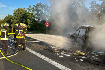 Feuerwehr löscht brennenden Kleintransporter auf der A2: Keine Rettungsgasse gebildet