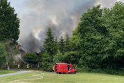 Feuerwehr im Großeinsatz: Scheunenbrand greift auf angrenzendes Wohnhaus über