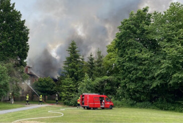 Feuerwehr im Großeinsatz: Scheunenbrand greift auf angrenzendes Wohnhaus über