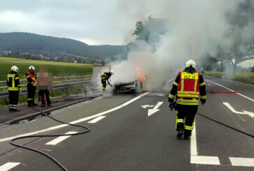 Feuerwehreinsatz auf der B83: Auto und Wohnwagen bei Westendorf in Brand geraten