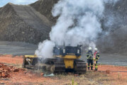 Planierraupe in Todenmann brennt: Feuerwehr Rinteln und Todenmann im Einsatz