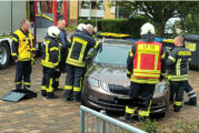 Steinbergen: Feuerwehr befreit Kind aus Auto