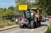 Partystimmung in Möllenbeck: Bunt geschmückte Erntewagen fahren wieder durchs Dorf