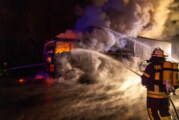 Feuerwehr löscht brennenden LKW auf der A2 bei Kleinenbremen