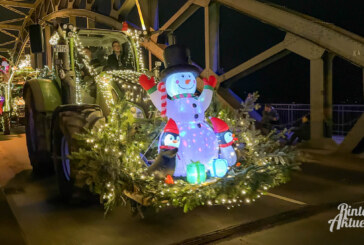 87 bunt geschmückte Traktoren bei Lichterfahrt mit Landmaschinen und „Last Christmas“ durch Rinteln