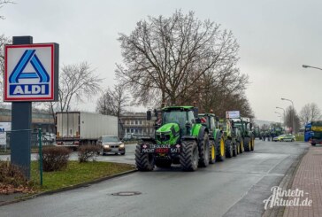 Bauernprotest: Landwirte blockieren Zufahrt zu ALDI-Zentrallager in Rinteln