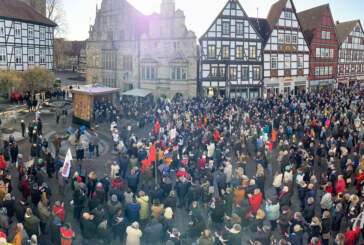 Große Demo auf dem Rintelner Marktplatz: Kundgebung für Demokratie und Menschlichkeit, gegen Rechtsextremismus