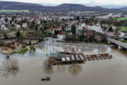 Hochwasser / Autos am Weseranger: Stadtverwaltung Rinteln ruft zum Umparken der Fahrzeuge auf